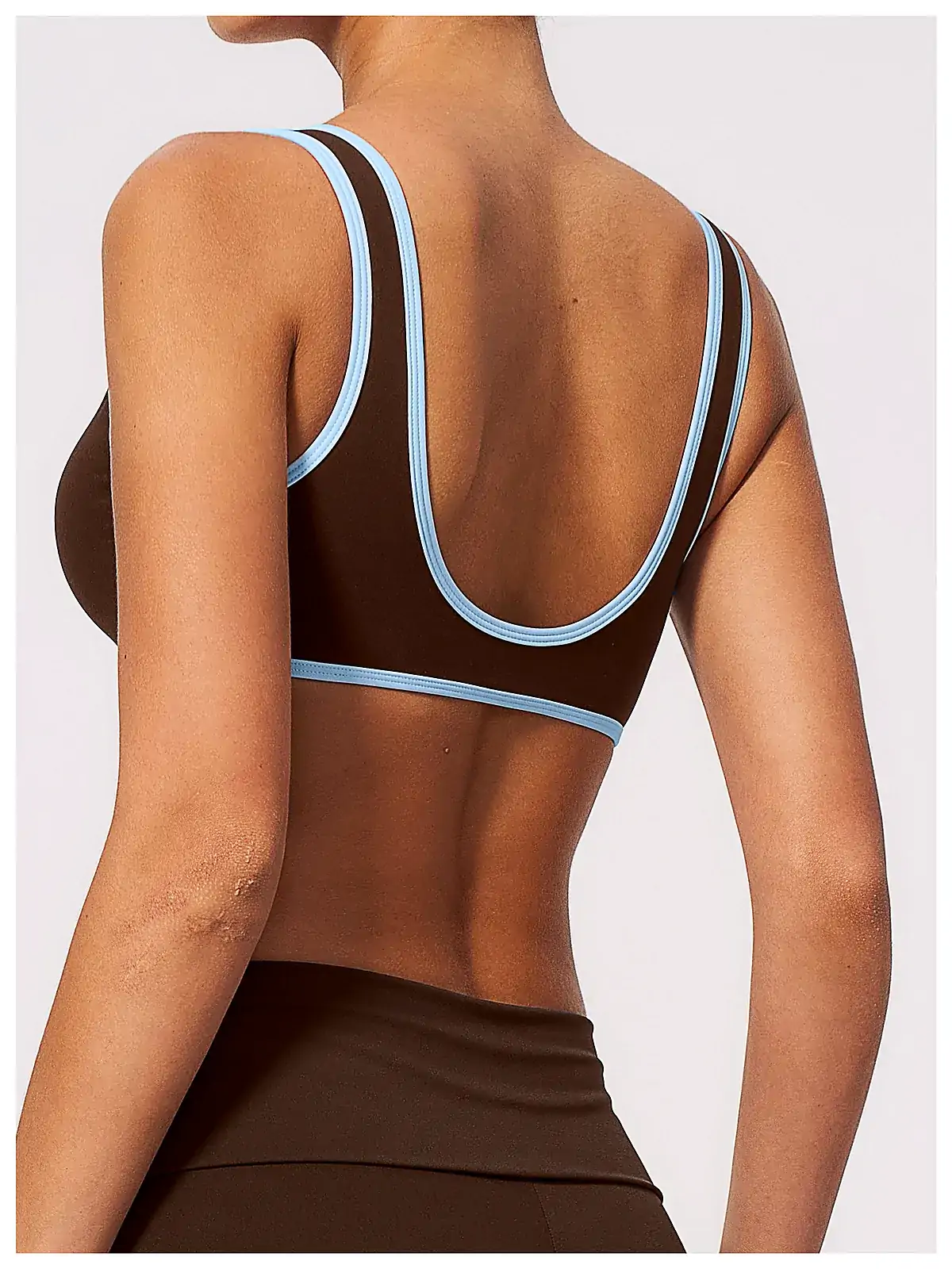 colour-block sports bra side panel detail