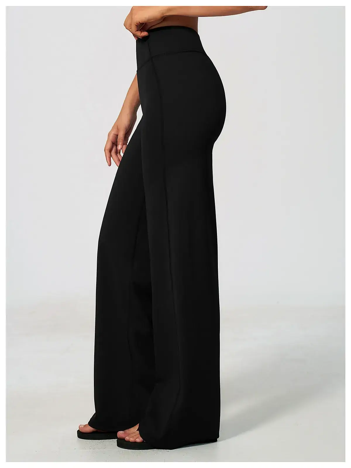 High-waist leggings waistband detail