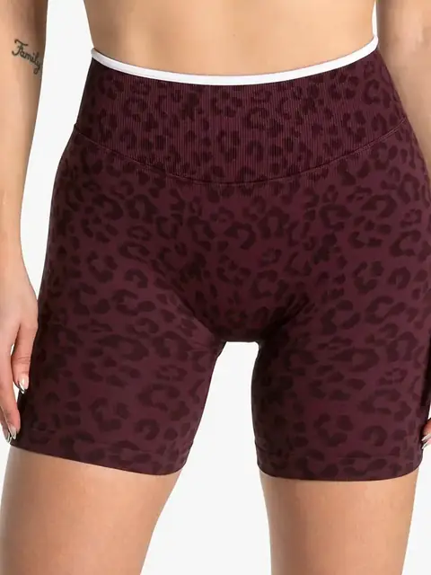 Leopard seamless High-Waist yoga shorts in wine red front view