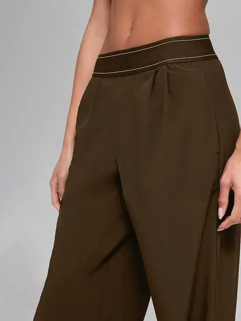 Second-skin Straight-Leg yoga set in tea brown front view