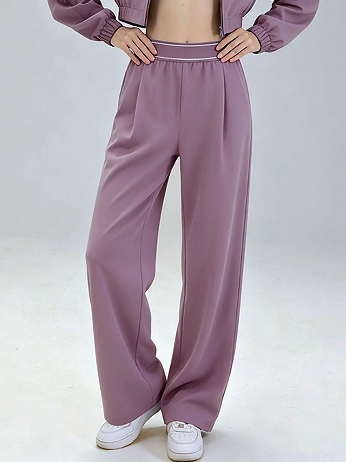 Waistband detail on Relaxed pilates training yoga tank set