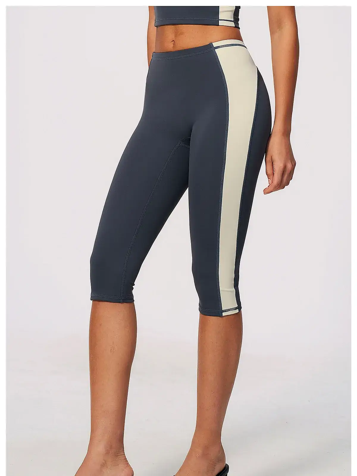 Sculpt Quick-Dry run capri back seam construction