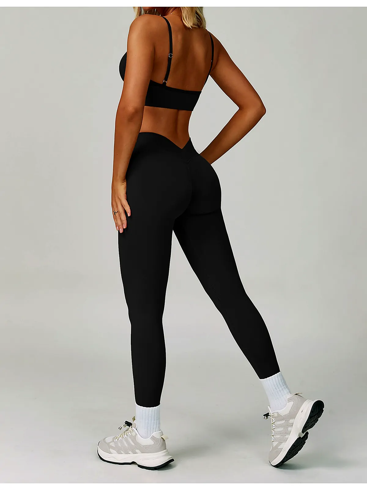 Seamless V-Waist Peach-Lift Leggings — flatlock seam detail