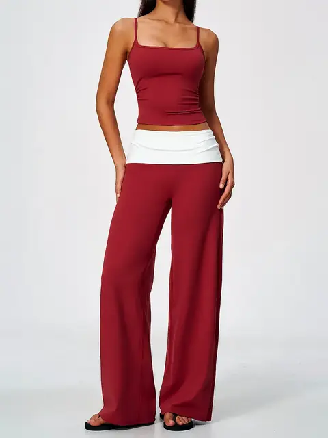 Skinny-Strap Colour-Block yoga set in cherry red front view