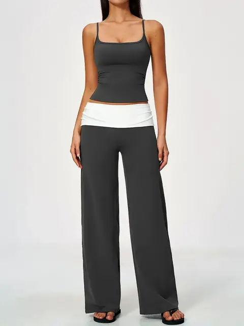 Skinny-Strap Colour-Block yoga set in tea brown front view