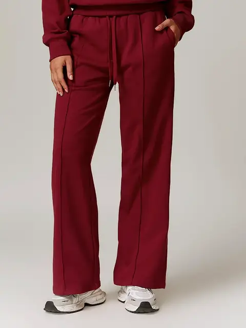 High-Waist straight jogger in cherry red front view