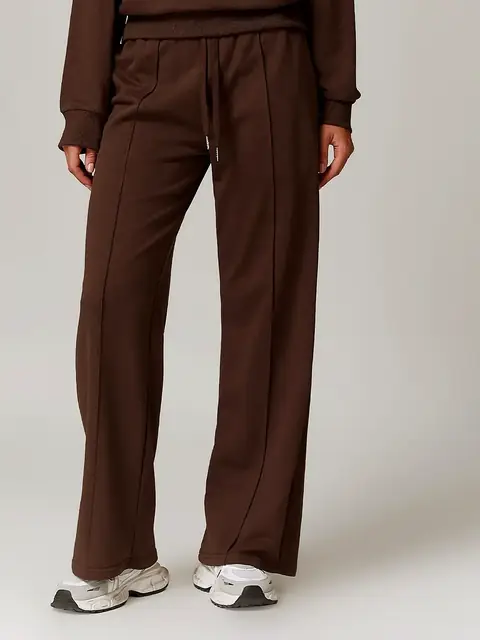 High-Waist straight jogger in coffee front view